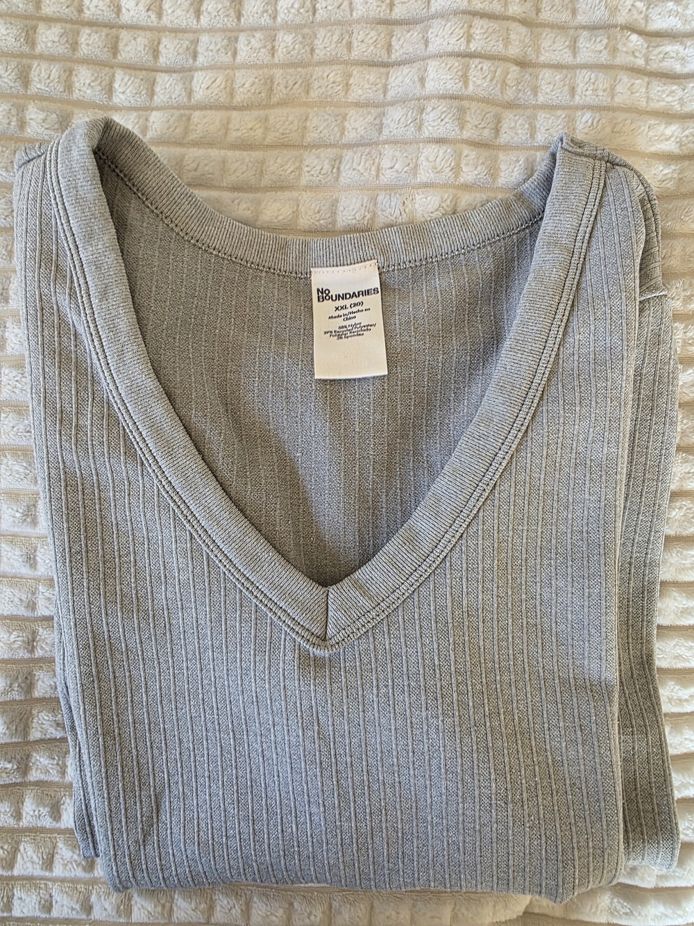No Boundaries Women's Ribbed V-Neck Sweater - Light Gray